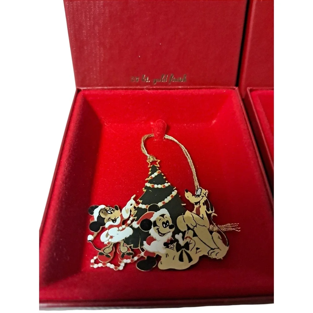 Disney‎ Camerlane Ornaments. Mickey & Minnie Wreath And Decorating The Tree
